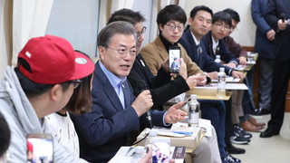 문 대통령 '평창 붐업' 총력…'티켓 인증샷' 시민들과 오찬