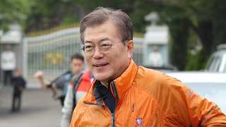 문 대통령, 새해 첫날 해맞이 산행…'의인'들과 동행