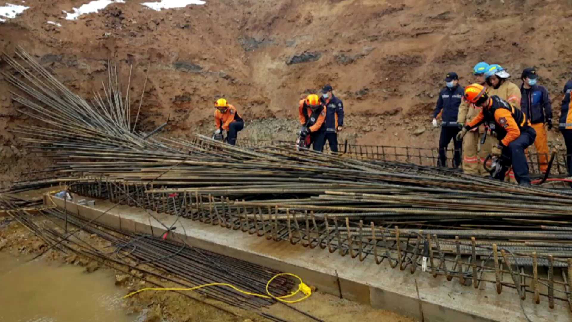 [사건사고] 다리 공사장 철근더미 와르르…리모델링 중 천장 폭삭 外