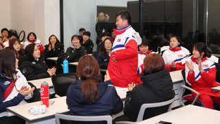 남북단일팀, 훈훈한 분위기 속 치열한 경쟁 시작