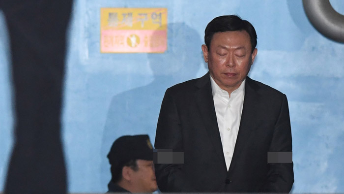 가시밭길 롯데…경영권 분쟁 재점화ㆍ면세점 취소위기