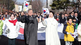 독립 후손 앞세운 문 대통령…태극기 흔들며 '만세 삼창'