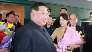 北김정은, 부친 김정일과 판박이 방중 행보…"권위 공고화 의도"