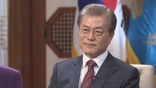 문 대통령, 日신문과 인터뷰…"진정성 있는 반성과 사죄해야"