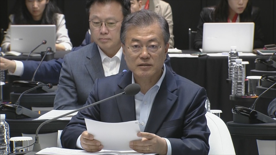 문 대통령 "우리는 걷고 경쟁국 뛰어" 혁신성장 속도 주문
