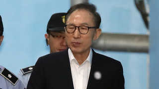 첫 재판 출석 이명박 "비통한 심정…다스는 형님 것"