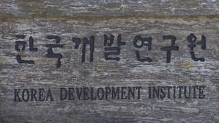 최저임금 인상효과 논란 계속…관련 보고서 관심