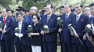 남북 노동자 통일축구 北 대표단 귀환…전태일 묘역 참배