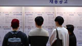 고용쇼크 6개월째…취업자 증가 1만명도 붕괴