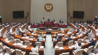 "소득주도성장 문제 없다" vs "경제 청문회 열자"