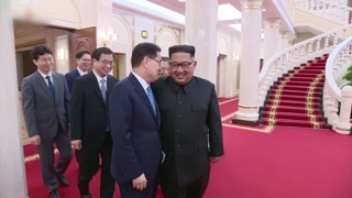 김정은 위원장, 특사단 환대…친서 받고 진지한 표정
