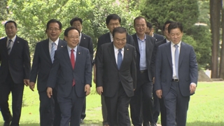 靑 방북 동행 요청에 "동참" vs "무례"