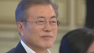 발달장애인 앞 눈물…문 대통령 "포용국가 만들 것"
