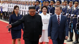 남북 정상 공항서 첫 만남…부부가 함께 '파격 영접'