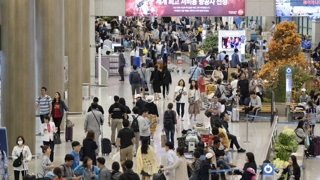 해외서 연휴 보내고 귀국 행렬…인천공항 입국장 장사진