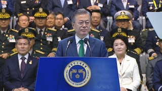문 대통령 "국군, 한반도 평화의 맨 앞자리 서야"