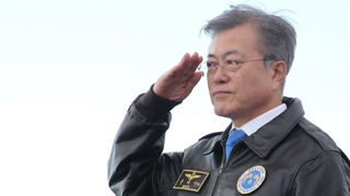 문 대통령, 제주 관함식 참석…"평화의 길, 끝끝내 갈 것"
