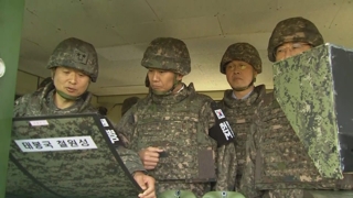 '총탄 흔적' 어루만진 임종석…지뢰 제거 현장방문