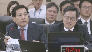 통계용 단기일자리 공방…김동연ㆍ심재철 신경전 이어가