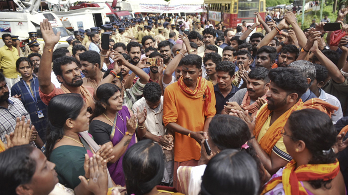 온라인카지노 장점 벳무브 <em class='find'온라인카지노 장점 벳무브</em 여성금지 해제에 수천명 시위