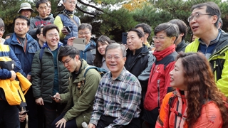 문 대통령 "김정은, 서울 방문시 한라산 갈수도"