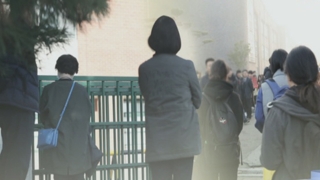 학부모들의 간절한 기도…"시험 잘 치르고 오길"