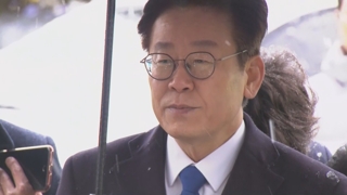 이재명 검찰 출석…'친형 강제입원ㆍ여배우 스캔들' 조사