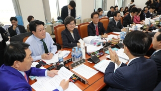 여야, 예산심사 연장 합의 실패…정부안 자동부의