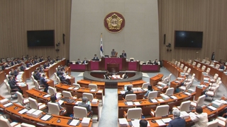 조국 유임에 야당 맹비난…민주 엄호