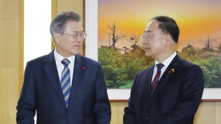 문 대통령 "경제 엄중"…취임후 첫 확대경제장관회의
