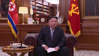 소파에 앉아…파격 통해 '정상국가 이미지' 부각