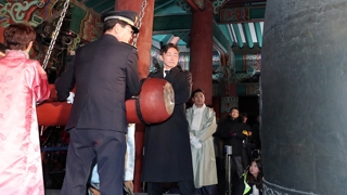 [클릭! 베스트 컷] 종과 함께 울려 퍼진 희망 外