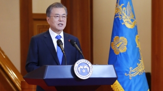 문 대통령 "고용부진 가장 아파…소득주도성장 유지"