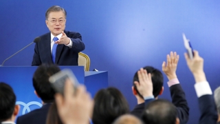 기자가 답하고 꾸짖고…답답한 각본없는 125분