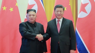 북 김정은 방중 방영…시진핑 경청 조명