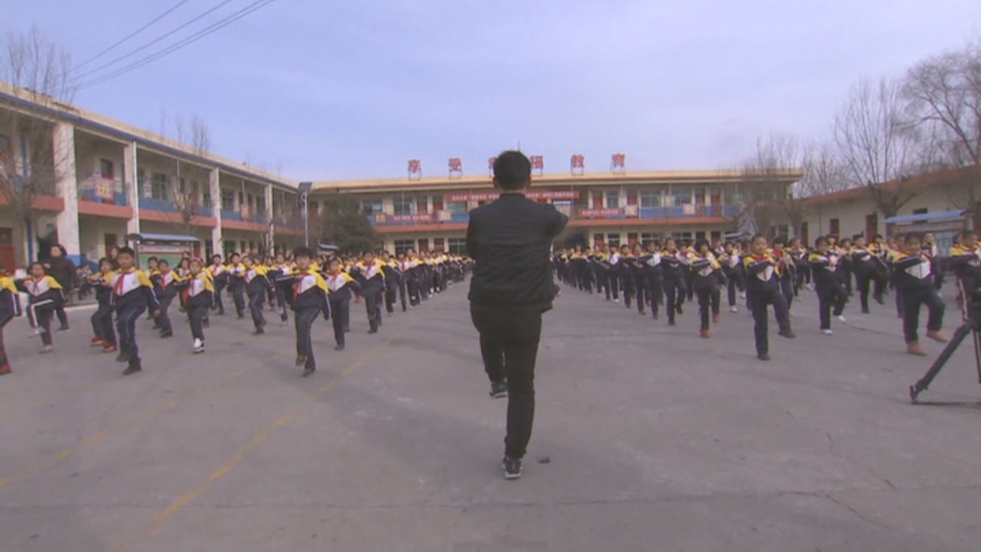 학생들과 셔플댄스…중국 교장선생님 화제