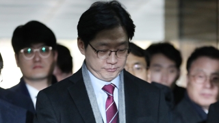 고개숙인 김경수 "끝까지 싸워 밝힐 것"
