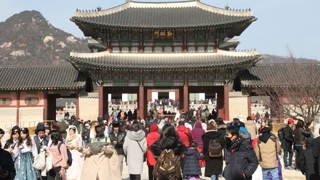 '입춘대길'…설 연휴 나들이객 북적