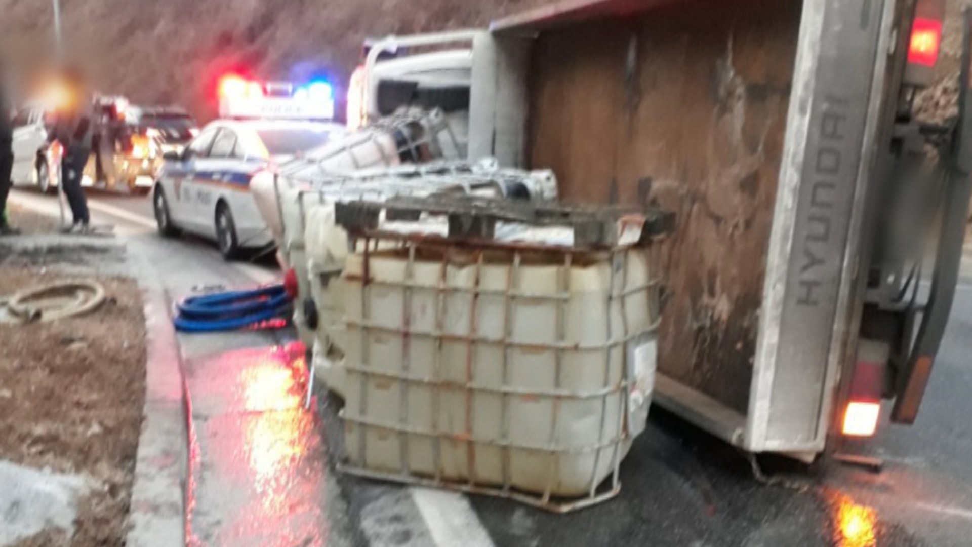 <em class='find'서판교IC</em 진입로서 한국 no 1 온라인카지노 넘어져…황산 일부 누출