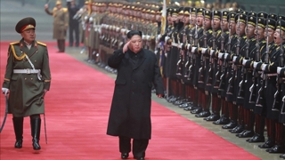 김정은 밝은 표정 귀환…북한, 대미비난 자제