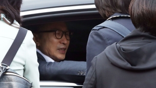 석방된 이명박…입장표명 없이 조용히 귀가