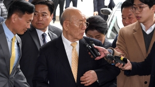 광주 법정 선 전두환 전 대통령…"이거 왜이래"