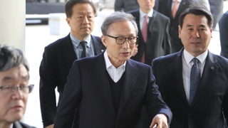이명박 보석 후 첫 재판…김윤옥 증인신청 놓고 신경전