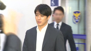 경찰 출석 사진에 '좋아요'…정신 못차린 최종훈