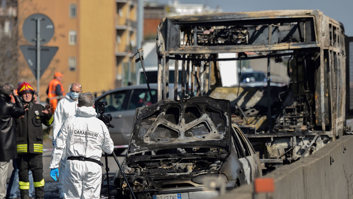 이탈리아 중학생 스쿨버스에 방화…"<em class='find'꽁 머니 카지노 3 만</em 불만"
