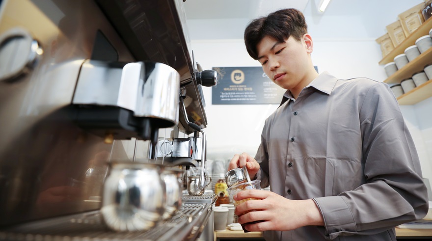 바리스타에 고급 기기까지…편의점 커피의 변신