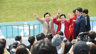 황교안, 축구장 선거유세 논란…"반칙왕" 비판