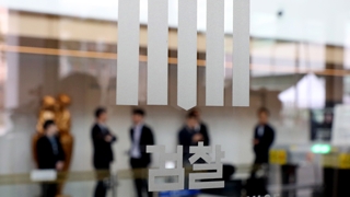 '한지붕 두가족' 동부지검…현재ㆍ과거 권력 정조준