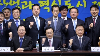 민주당 '보수의 심장' 표심 구애…한국당에는 십자포화
