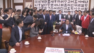 한국당 의장실 점거에 아수라장…문 의장 병원행